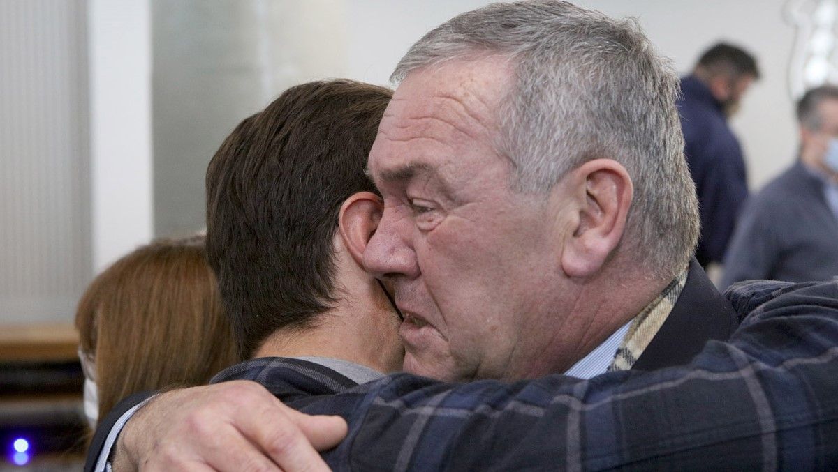 Macarrón se abraza a su hijo después de la absolución.