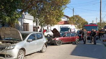Colisión entre tres vehículos: una persona fue trasladada al hospital Colisión entre tres vehículos: una persona fue trasladada al hospital