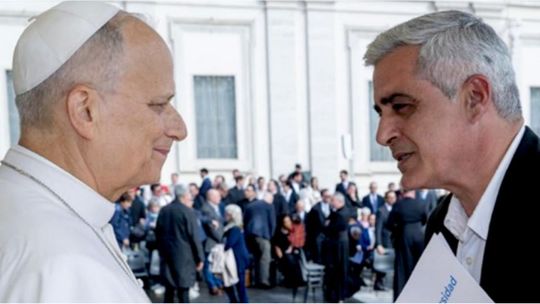 Bartolacci le presentó el documento universitario al Papa
