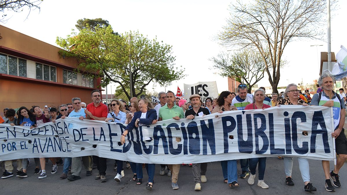 Masiva marcha en defensa de lo público y del Estado. Foto: Estela Zogbe.