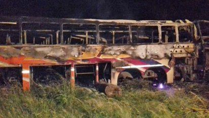 Ardieron 12 colectivos en desguace de la exTus en un depósito