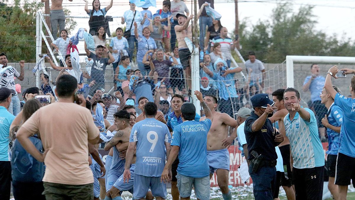 El Celeste de Adelia María venció a domicilio a Alberdi 2 a 1 y se quedó con el torneo Clausura. Foto: Matías Tambone