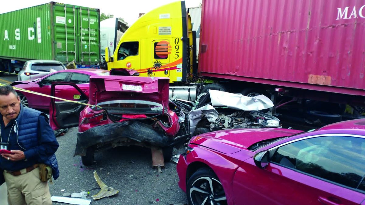 México: Al menos seis personas murieron y otras 53 resultaron heridas estamadrugada tras un choque entre un autobús que trasladaba a jornaleros agrícolasy un camión de carga en el estado de Michoacán.