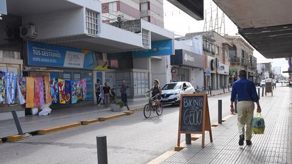 Salía de sacar plata del cajero, dos delincuentes lo encañonaron y le robaron una riñonera y un celular