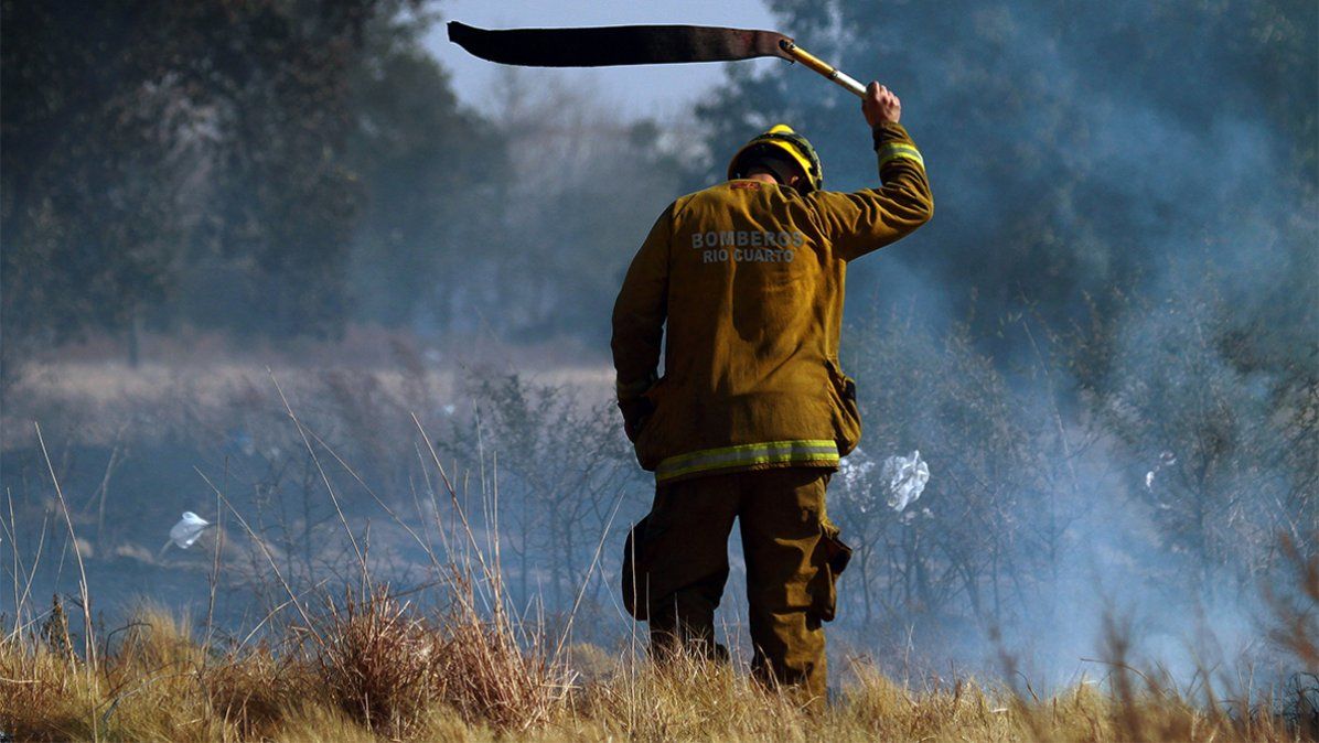 El fuerte viento complicó la tarea de bomberos para controlar incendios de pastizales