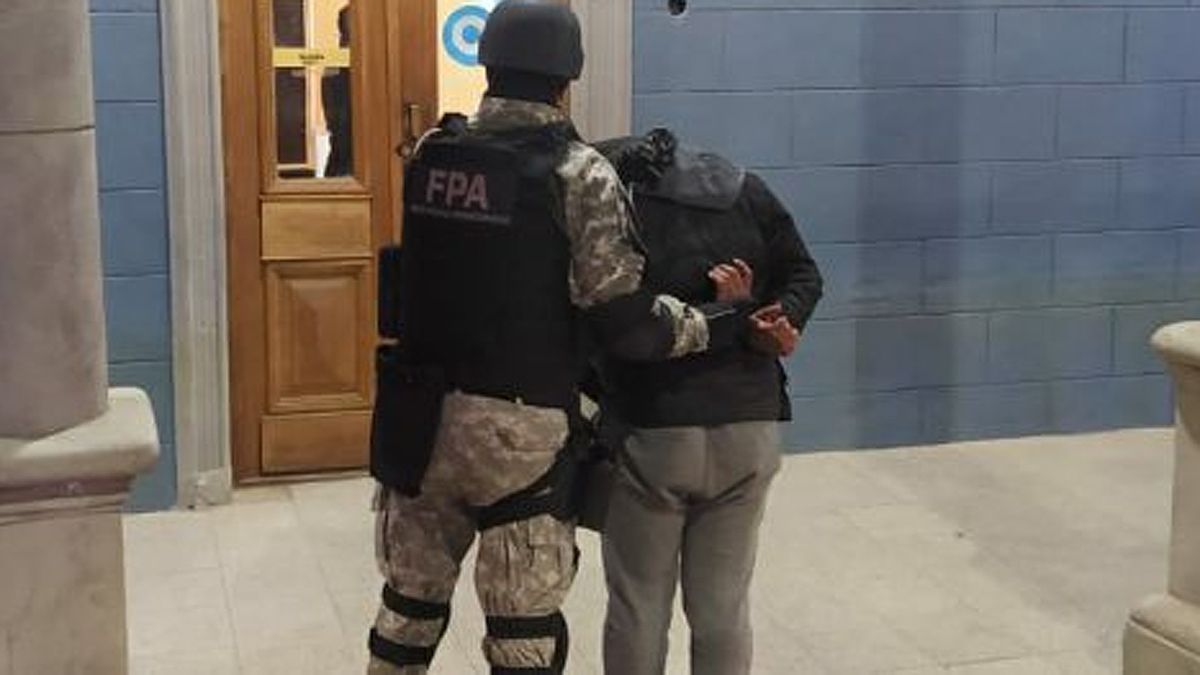 El momento de la detención de una de las mujeres en Huinca