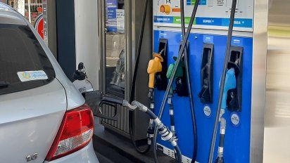 Postergan la suba de impuestos a los combustibles para evitar su impacto en los precios