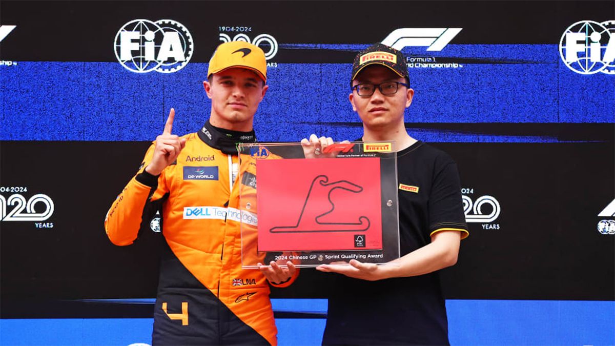 Lando Norris con el trofeo por la pole position para el Sprint del Gran Premio de China