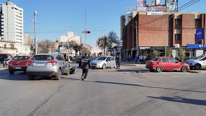 Al menos una mujer herida en un choque múltiple en Avenida España y Mugnaini