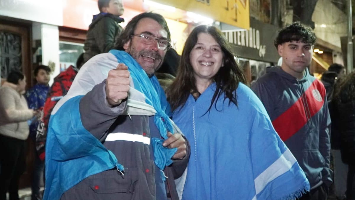 Los festejos en la plaza Roca por el Triunfo de la Selección Argentina en la Copa América. Foto: Andrés Oviedo