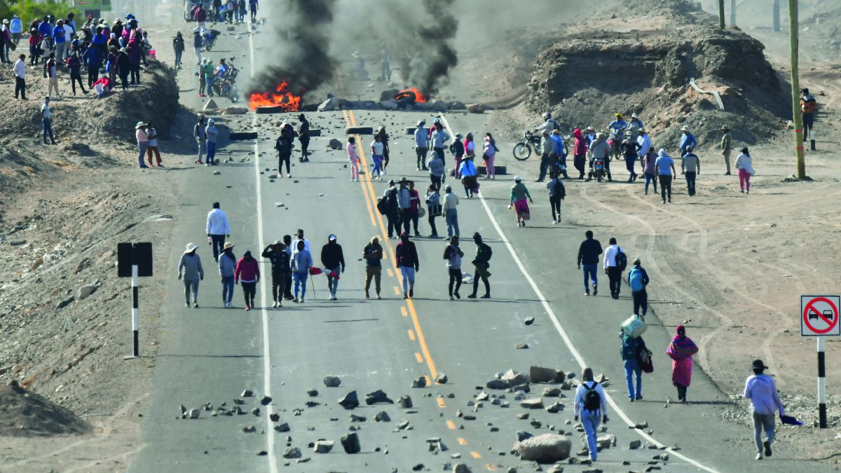 Perú: Cerca de 100 bloqueos interrumpían hoy el tránsito en ocho regiones del país