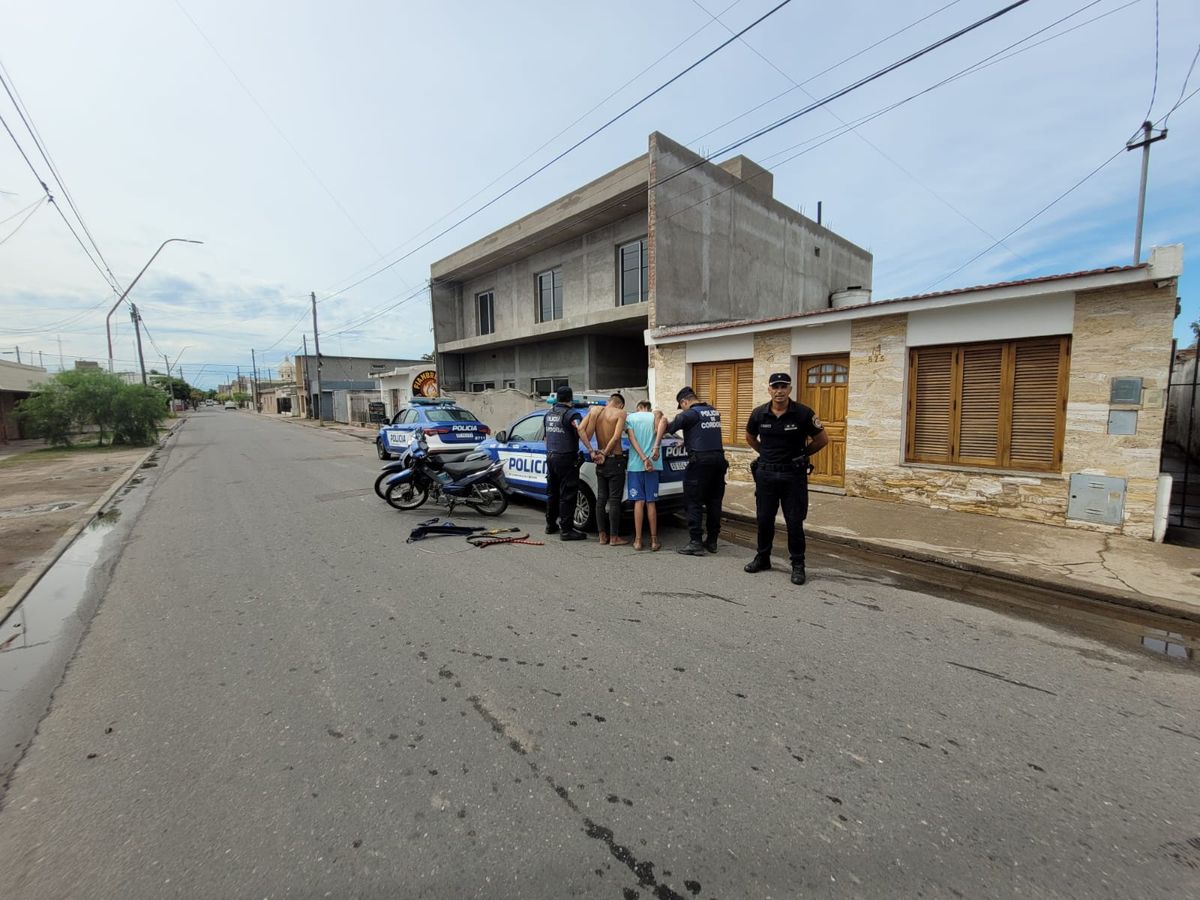 Dos jóvenes fueron arrestados en Villa Nueva por el delito de encubrimiento.