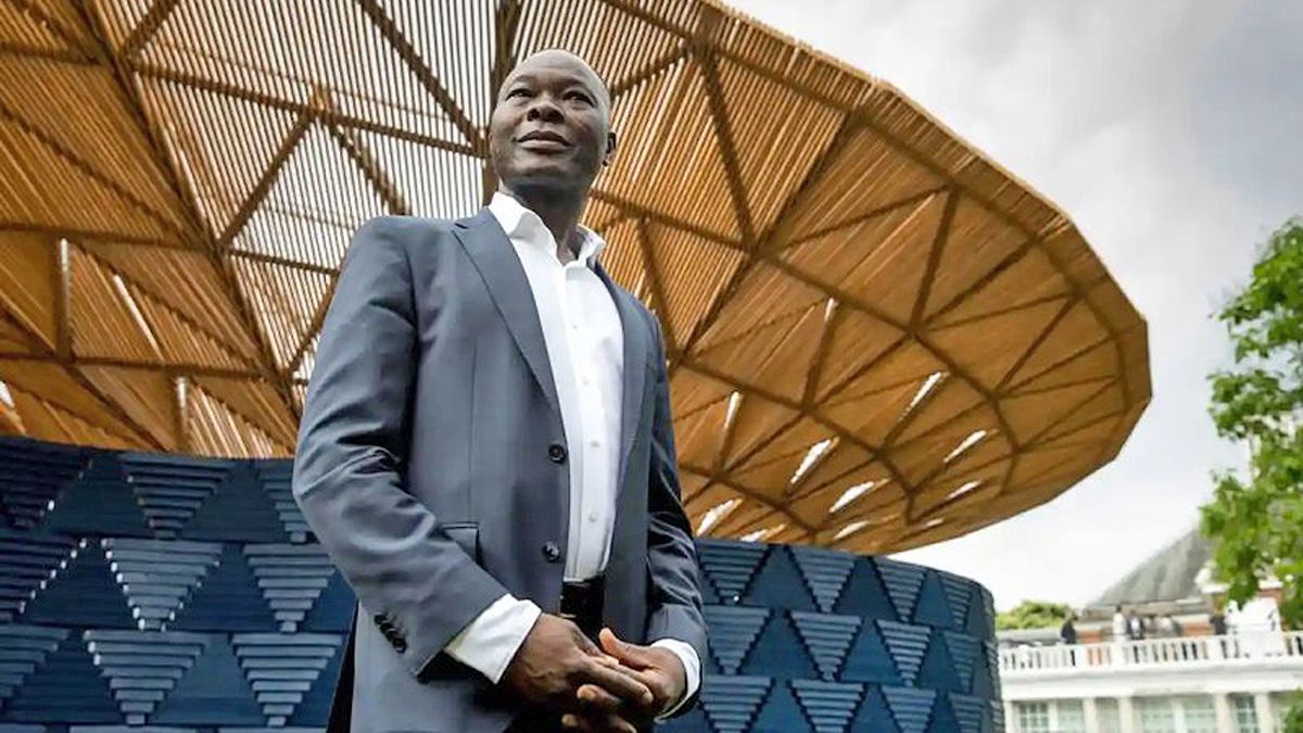 Diébédo Francis Kéré es el primer africano que se adjudica el premio Pritzker 2022.