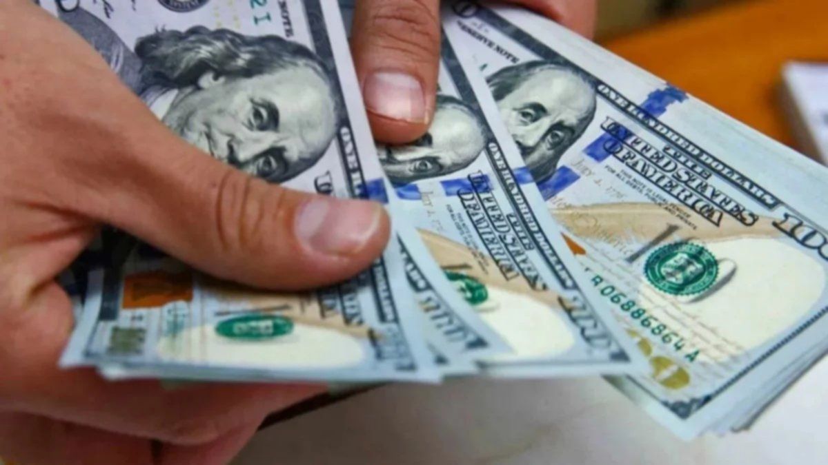 El dólar cerró estable a $200 tras revertir una presión a la baja