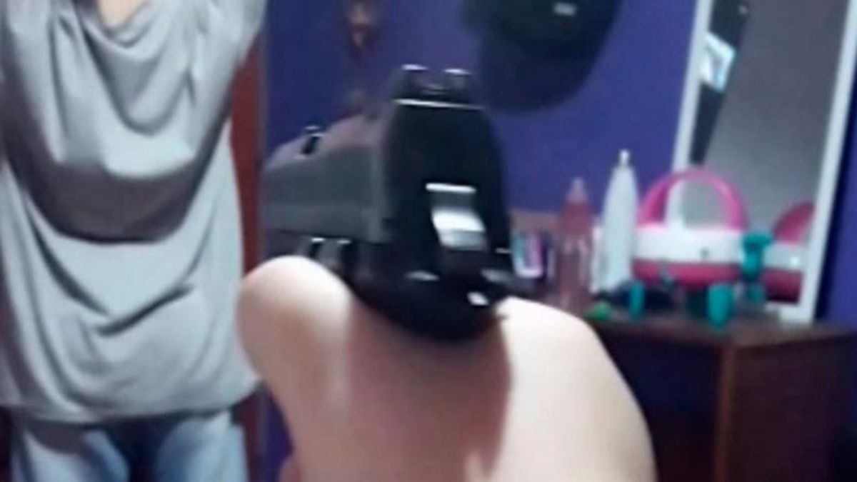 Un chico que va a sexto grado se filmó con un arma y amenazó a sus compañeros