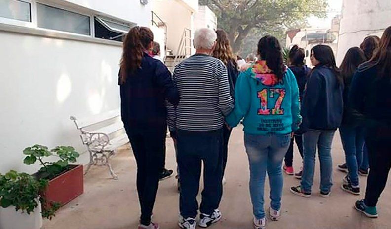 Juan, el protagonista de la historia, transitó sus últimos años de vida en el Hogar de Ancianos, donde recibía la visita de estudiantes.