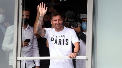 Messi llegó a París y saludó a los fanáticos en el aeropuerto
