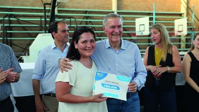 Schiaretti entregó créditos a emprendedores y familias