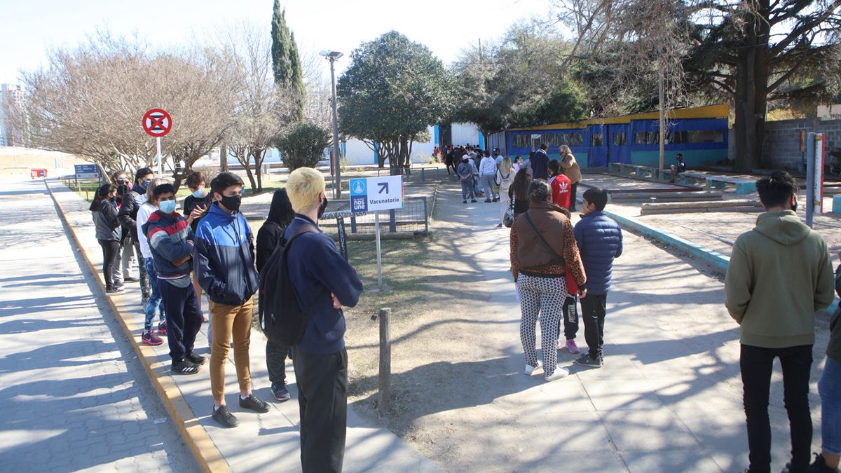 La vacunación se desarrolla en el Polideportivo Municipal N° 2.