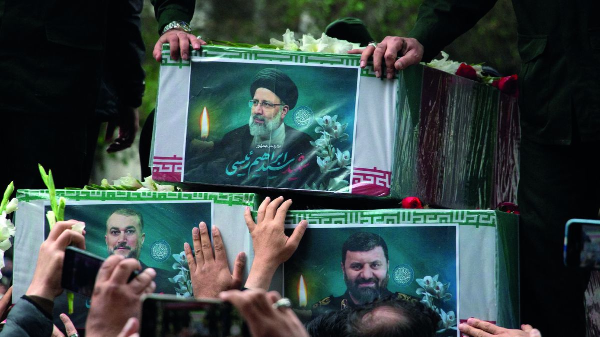 Una fotografíadel difunto presidente iraní Ebrahim Raisi en su ataúd durante una ceremoniafúnebre realizada en Tabriz