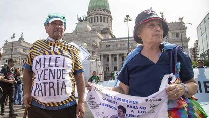 Vuelven los incidentes en la marcha de los jubilados: cruce de la Policía con dos enmascarados