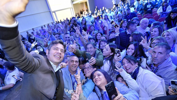 Bautismo de fuego: Kicillof pisó suelo cordobés con el traje de candidato puesto