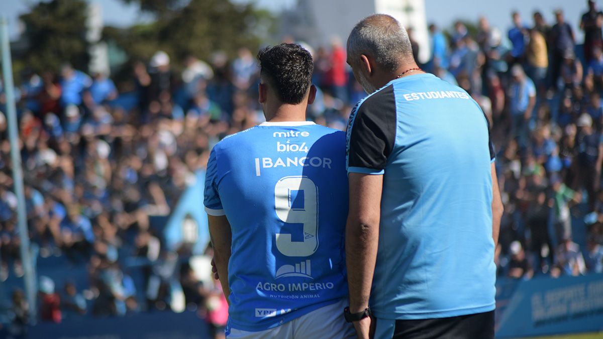Iván Delfino y Luis Silba en pleno partido en el Estadio Ciudad de Río Cuarto. Las indicaciones del DT al “9”.