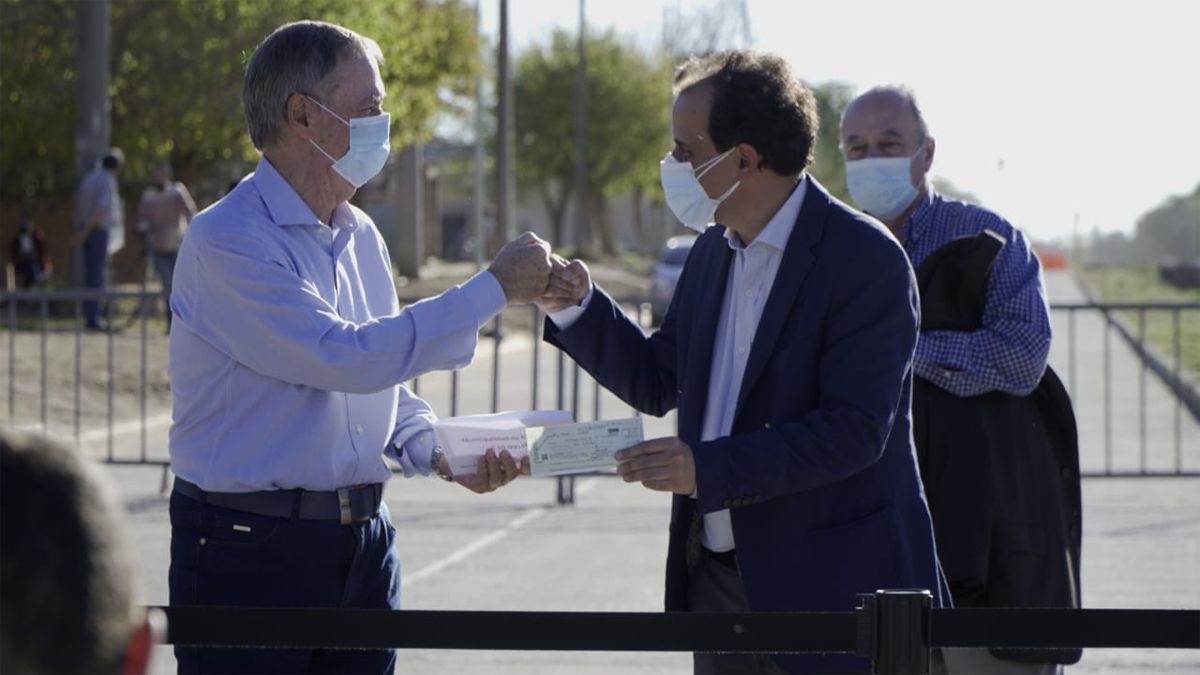 Schiaretti entregó 10 millones de pesos a Llamosas para iniciar la construcción de un S24 en Banda Norte.