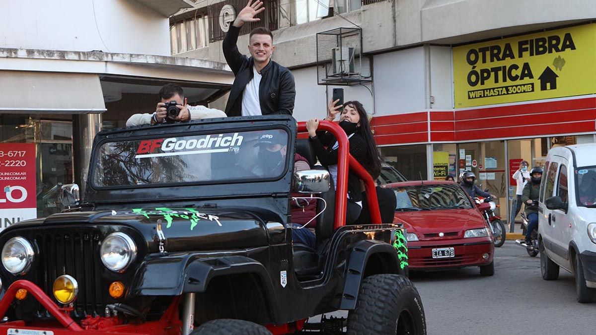 El joven cantante realizó una recorrida por distintas calles de la ciudad.