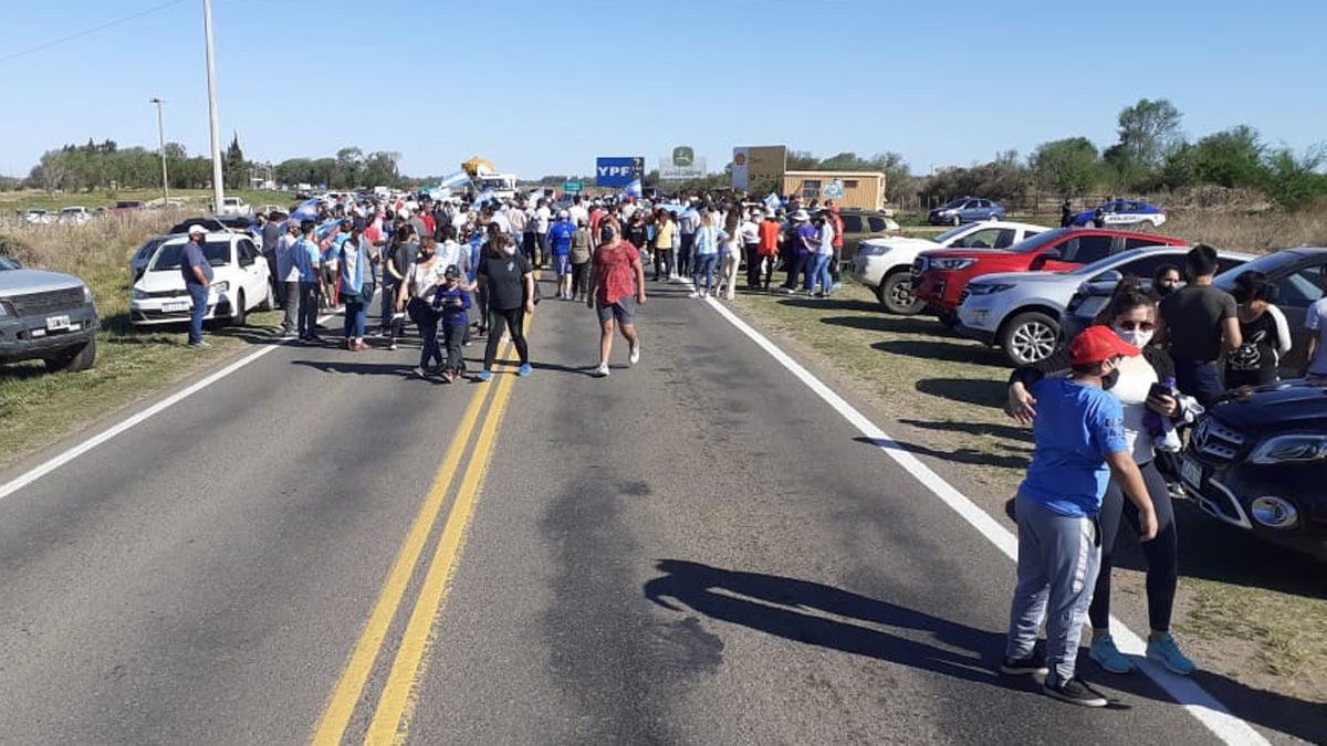 Los manifestantes agitaron banderas y mostraron sus pancartas.