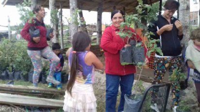 Alumnos y vecinos reforestan para recuperar bosque nativo en Yacanto