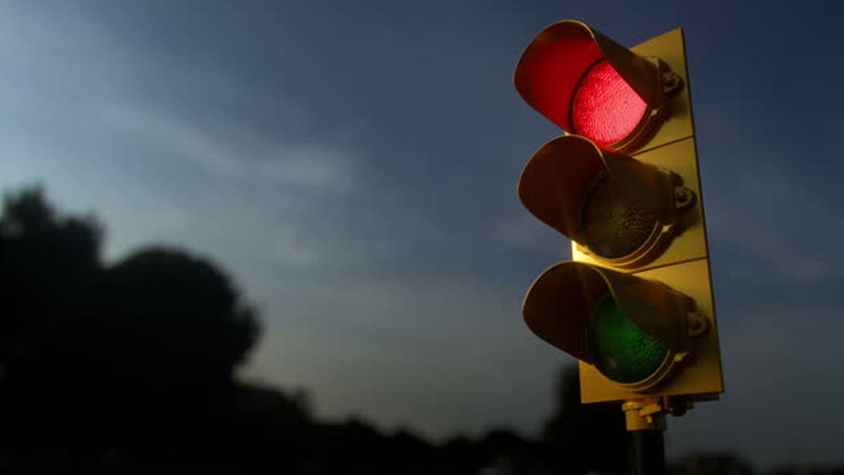 Programarán un nuevo patrón de intermitencia para semáforos durante la noche