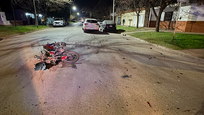 Colisión entre una motocicleta y un auto en Ecuador y Jujuy
