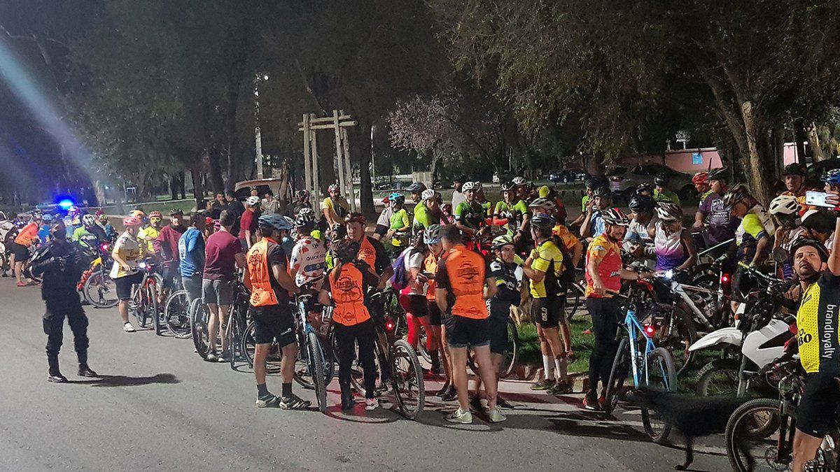 Los ciclistas se convocaron en la Costanera, a metros del Vacunatorio municipal, y luego partieron hacia el centro.&nbsp;