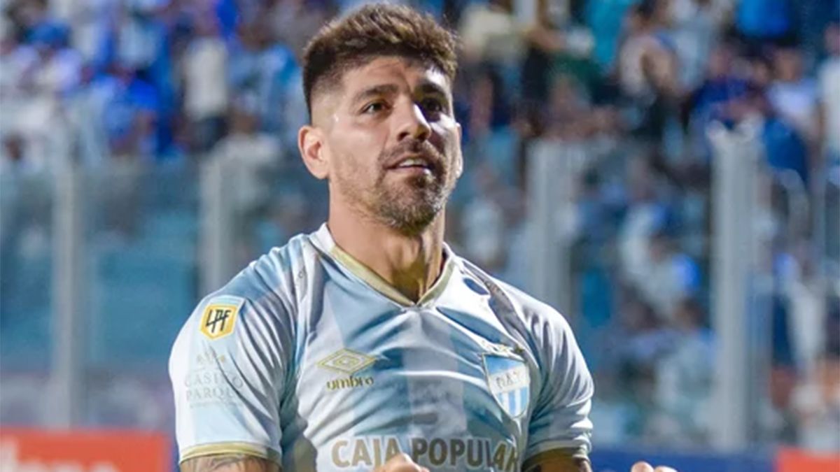 Leandro Díaz festeja su tanto, que abrió la goleada ante Sarmiento.