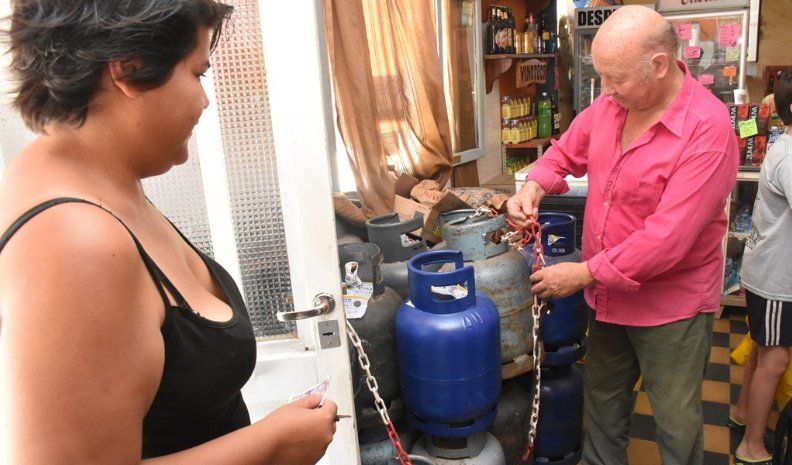 El almacenero que desafía la inflación: vende garrafas 100 pesos más baratas
