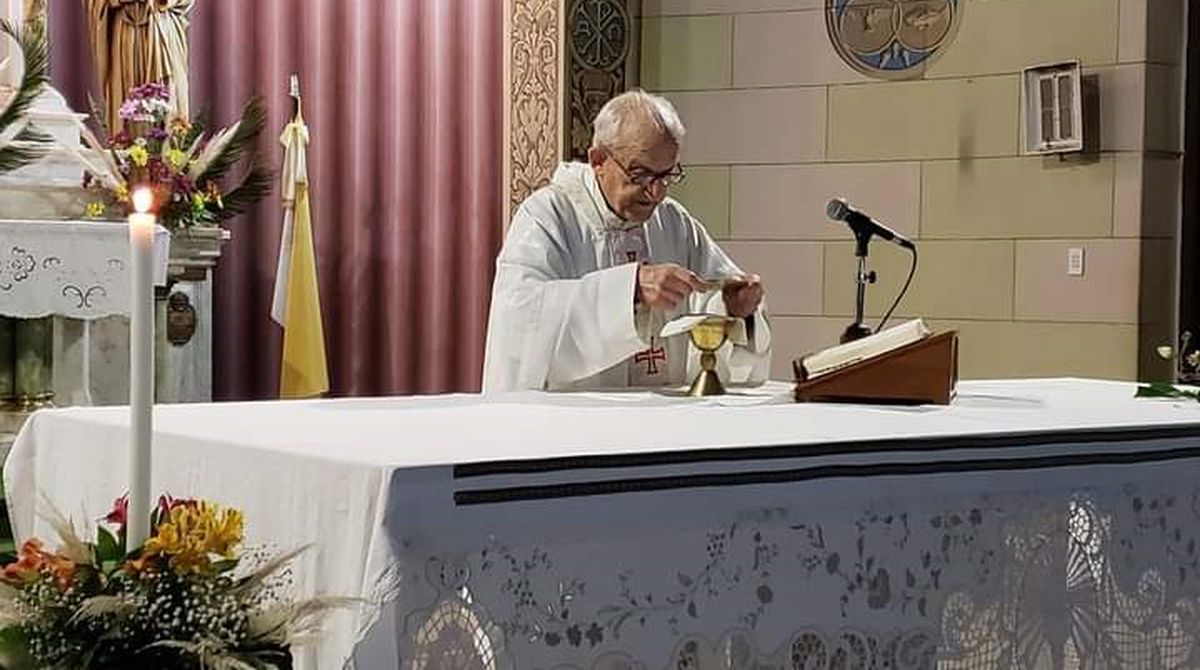 Lanzone oficiando una misa. Con 94 años