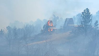 Siguen activos 4 focos en la provincia y en Yacanto hay evacuados y casas afectadas