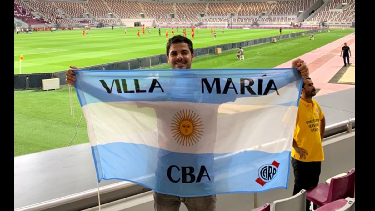 Julián lleva la bandera argentina a todos lados