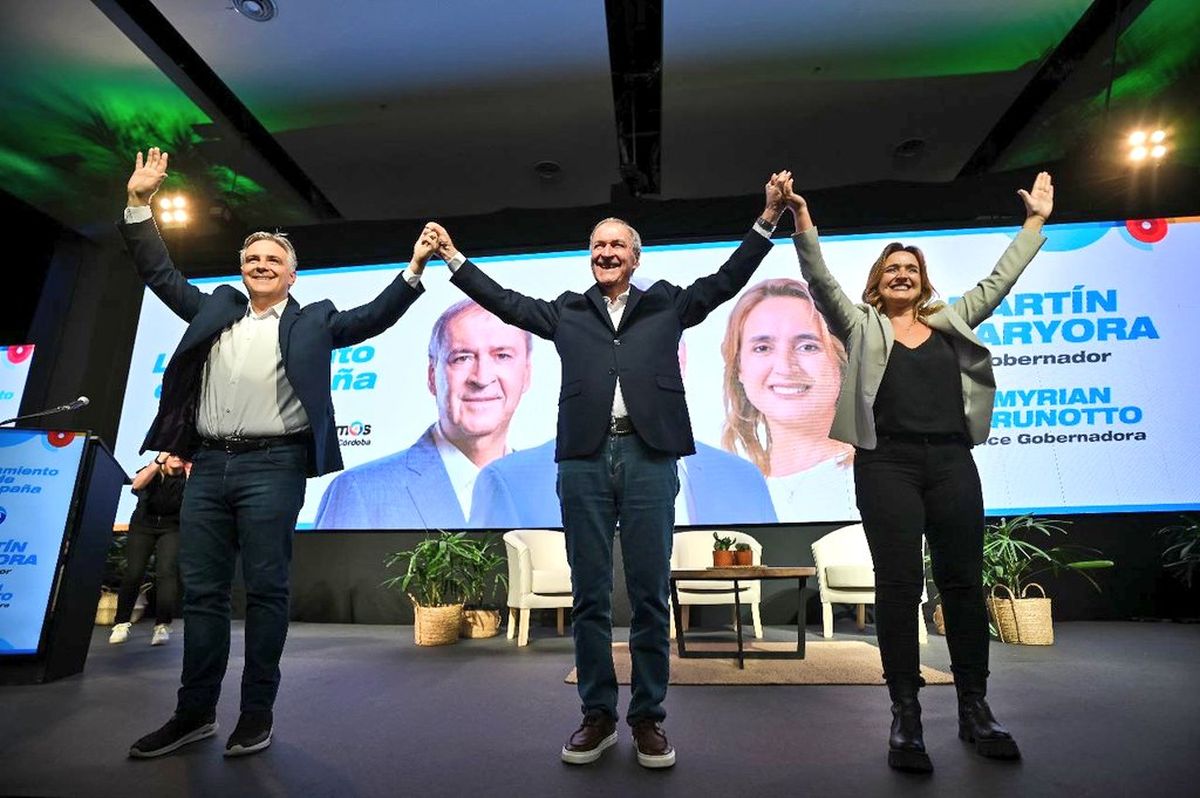 El precandidato a presidente Juan Schiaretti junto con la fórmula Martín Llaryora (candidato a gobernador) y Myriam prunotto (vice).