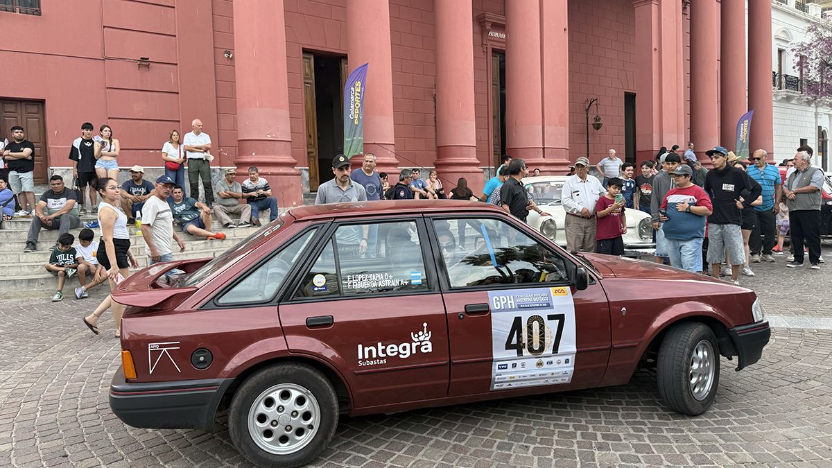 Francisco Figueroa-Florencia López Tapia llegan a la catedral de Catamarca, punto final de la segunda etapa