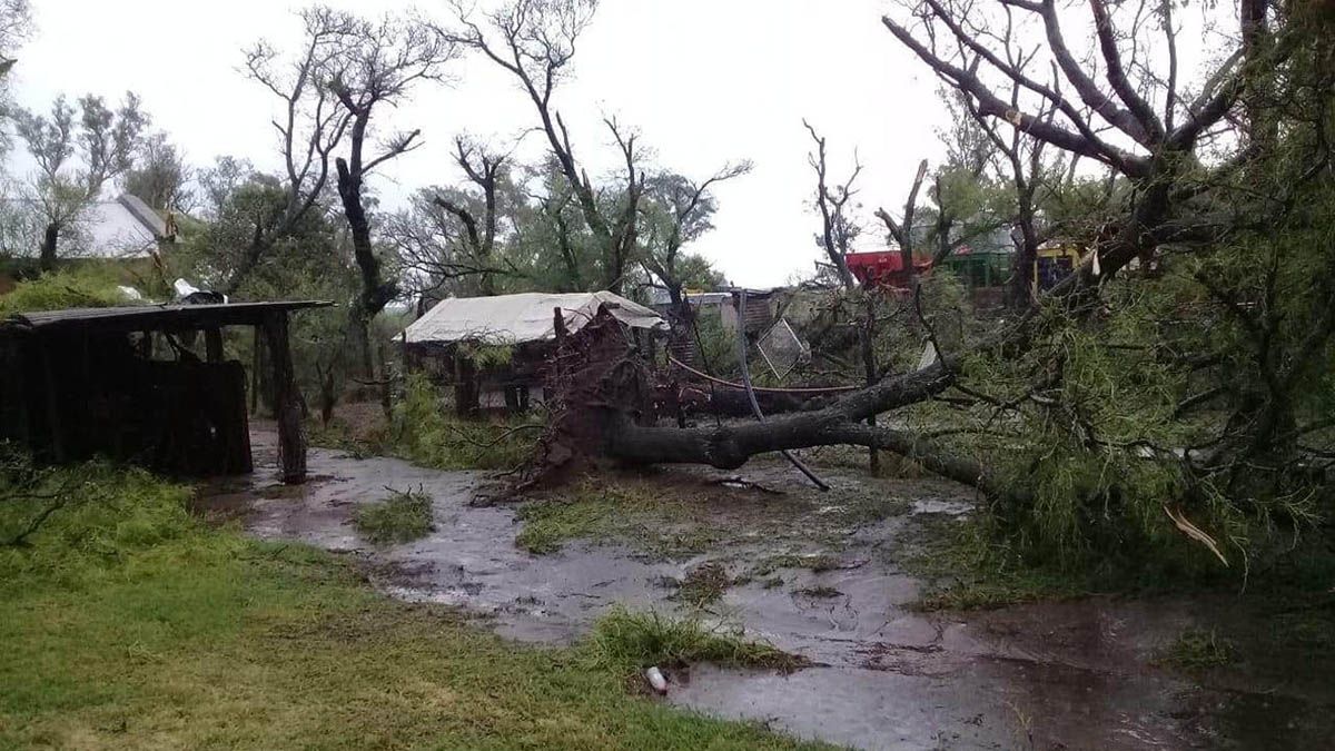 Sampacho: una cola de tornado voló techos y tanques en la zona rural