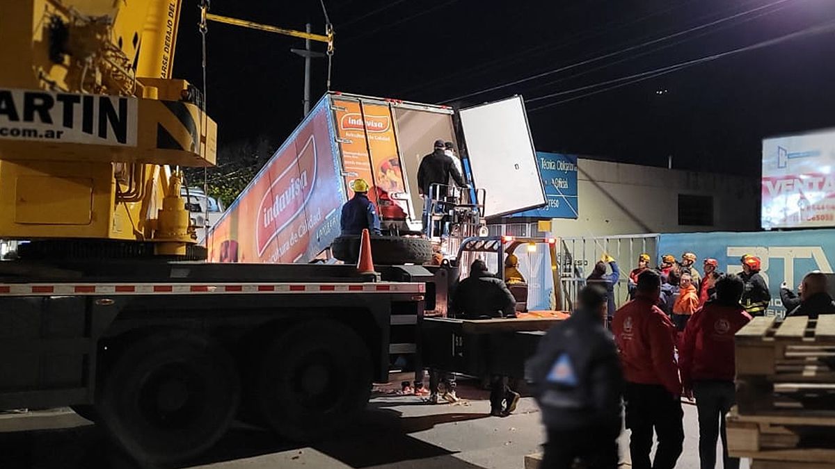 En fotos, el operativo de remoción del camión que cayó a un socavón