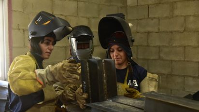 En la Escuela Granja, mujeres villamarienses aprenden a soldar para sumarse al mundo laboral