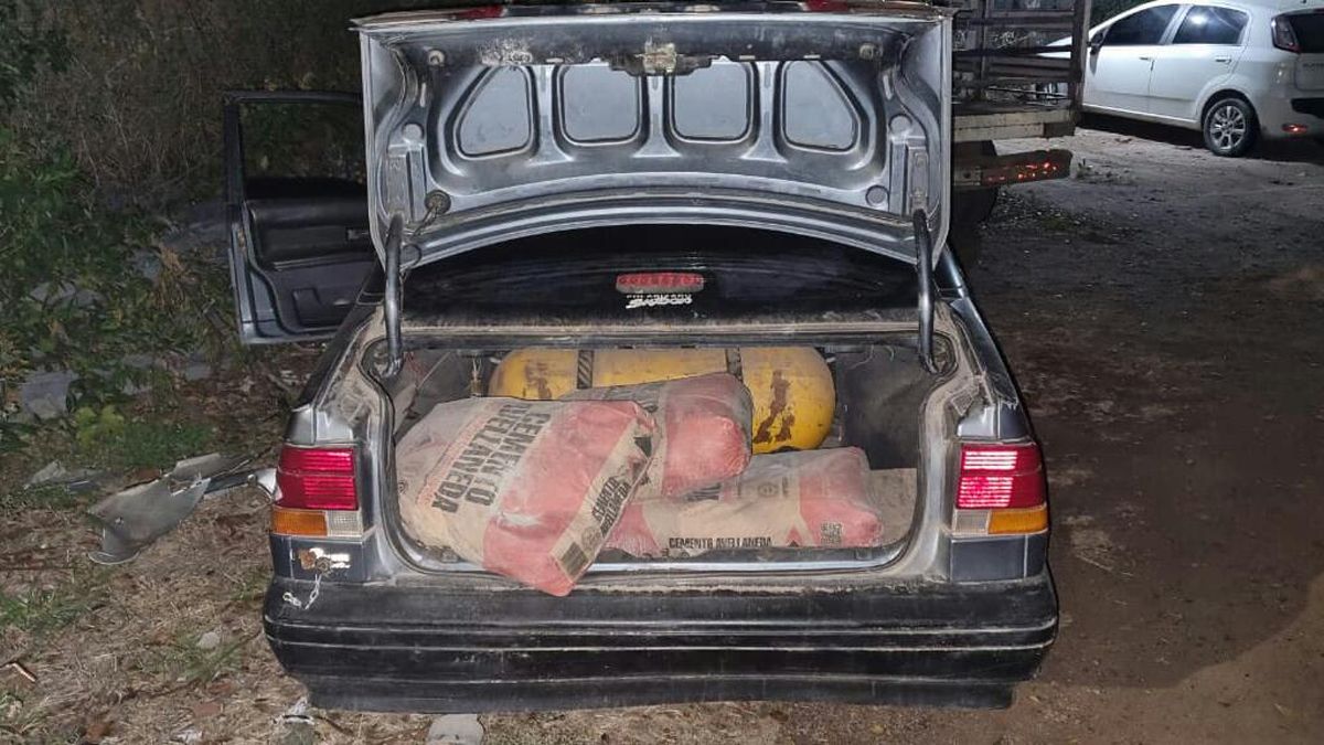 Los ladrones se llevaban cinco bolsas de cemento en el baúl del auto. 
