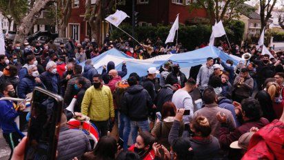 Militantes se convocan en Olivos para apoyar a Fernández