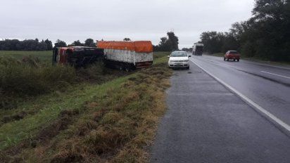 Un camión volcó en Las Higueras: El conductor salió ileso
