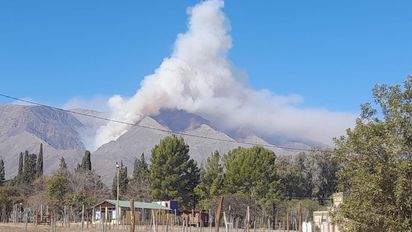 Bomberos combaten un foco de incendio en el Cerro Champaquí