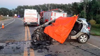 El conductor del Volkswagen Cross Fox perdió la vida de manera inmediata producto de la violencia del impacto.Foto: Prensa UDJC