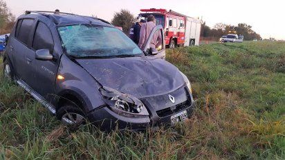 Despistó y volcó en la autovía, cerca de Alcira Gigena